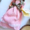 Petite poupée brune 20 cm à la longue robe rose – Image 3