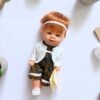Petite poupée rousse 20 cm en combinaison short imprimée et gilet blanc – Image 3